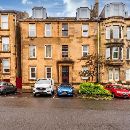 Cosy Retreat - Charming 2-Bed Apartment グリーノック エクステリア 写真