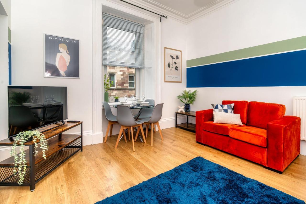 Cosy Retreat - Charming 2-Bed Apartment グリーノック エクステリア 写真