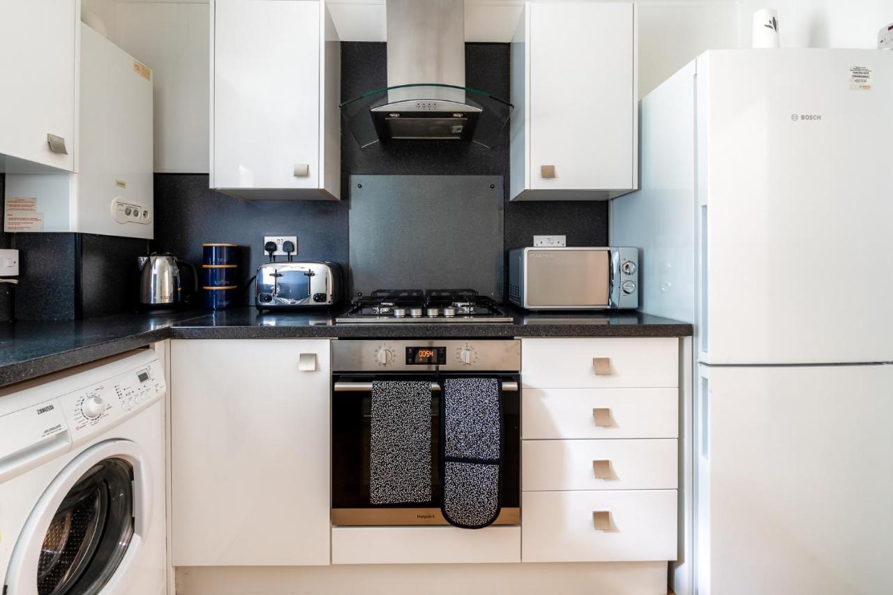 Cosy Retreat - Charming 2-Bed Apartment グリーノック エクステリア 写真
