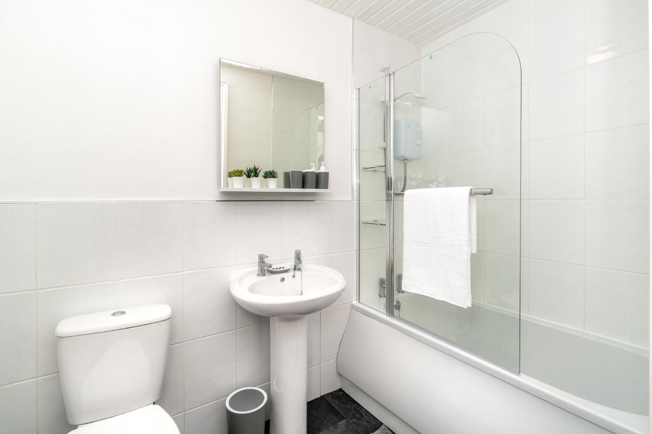 Cosy Retreat - Charming 2-Bed Apartment グリーノック エクステリア 写真