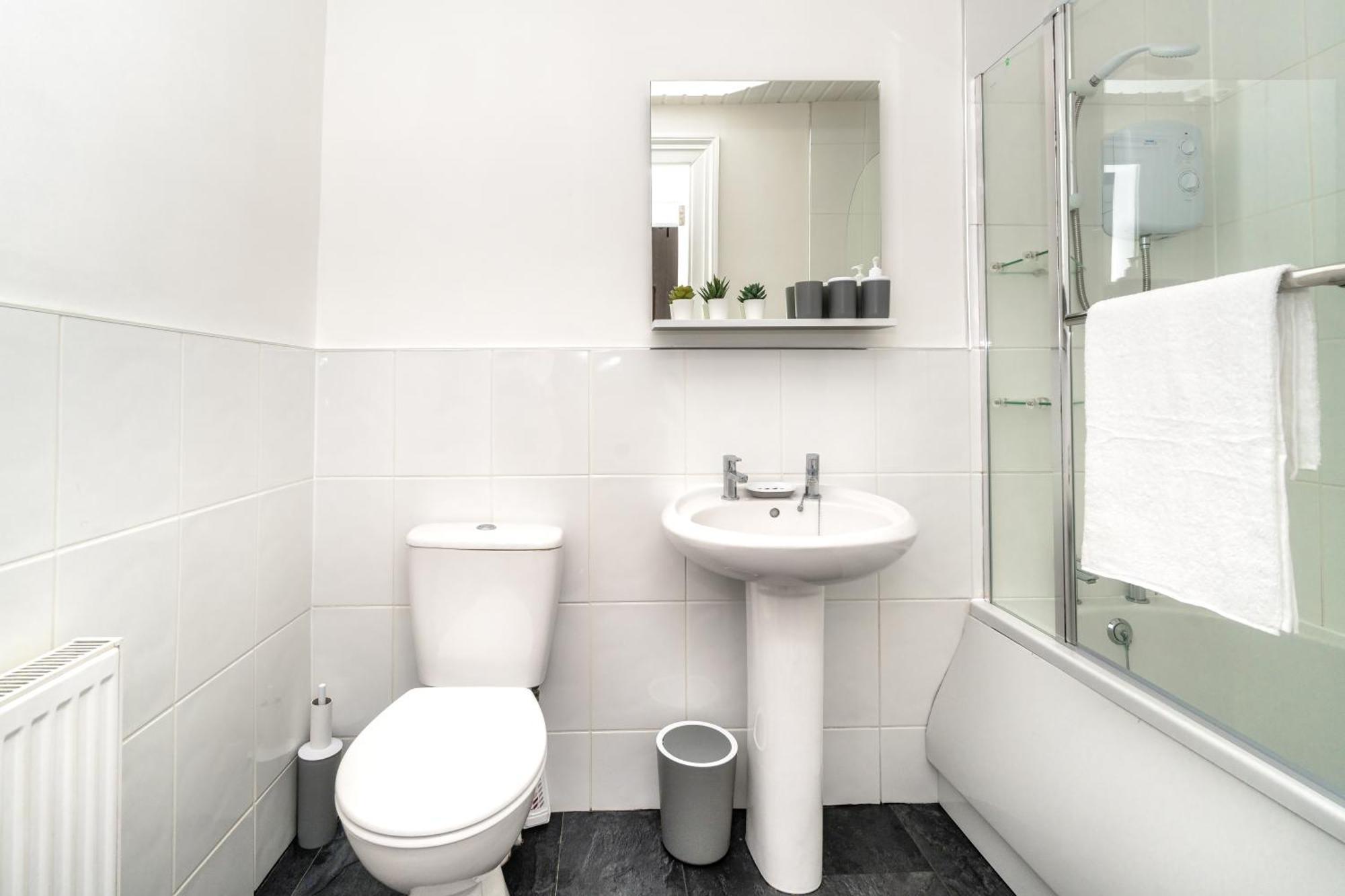 Cosy Retreat - Charming 2-Bed Apartment グリーノック エクステリア 写真