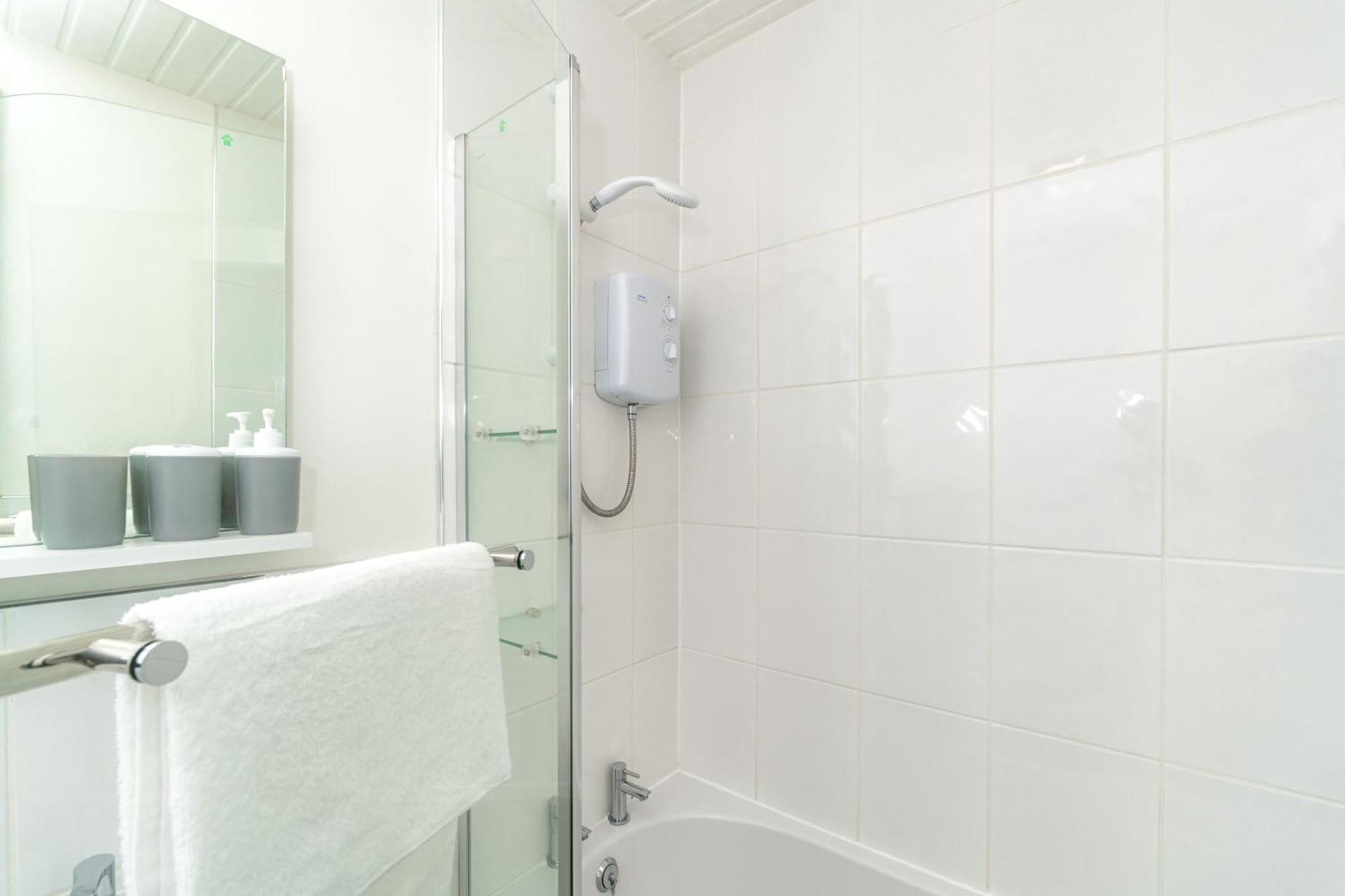 Cosy Retreat - Charming 2-Bed Apartment グリーノック エクステリア 写真