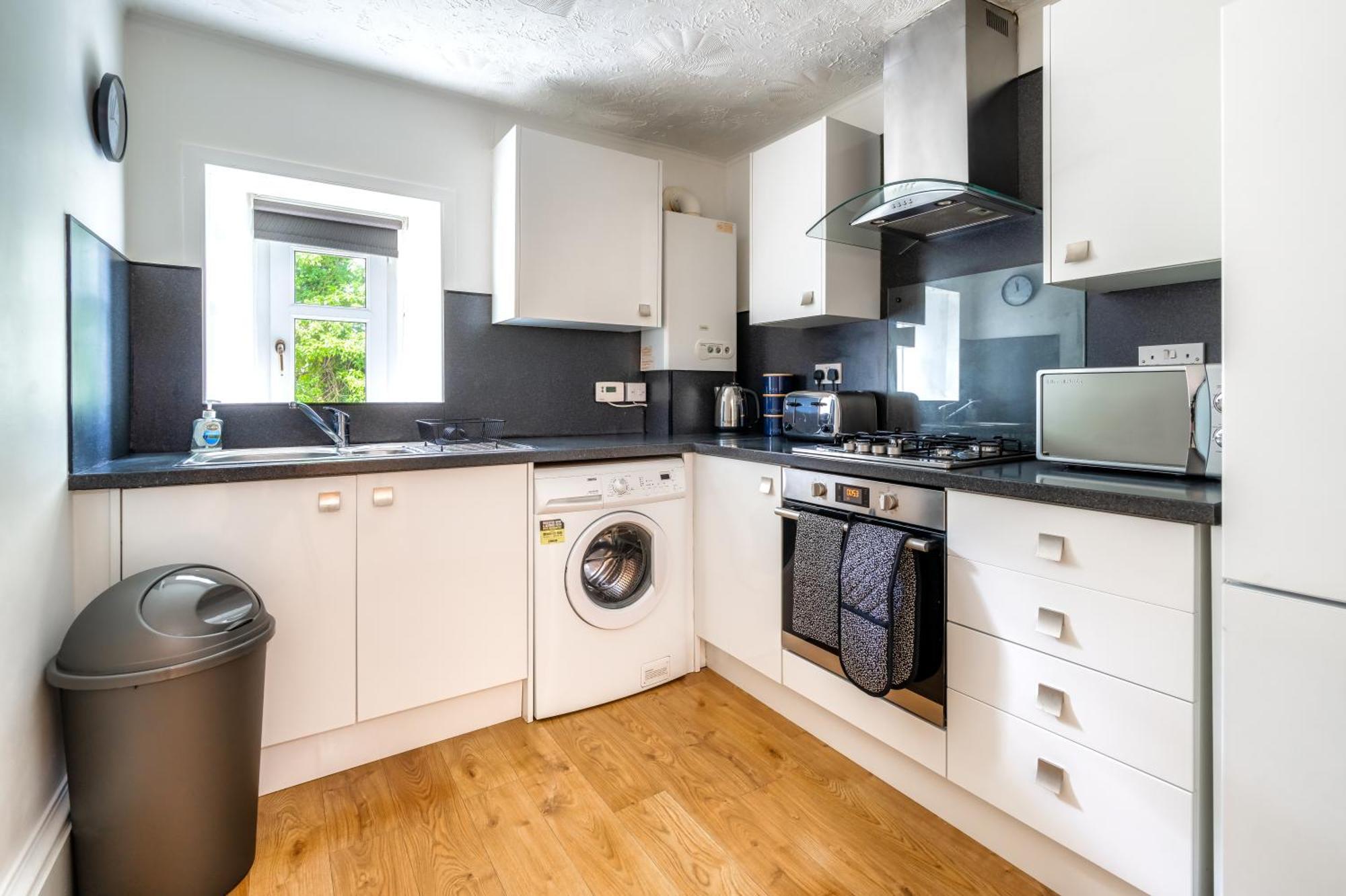Cosy Retreat - Charming 2-Bed Apartment グリーノック エクステリア 写真