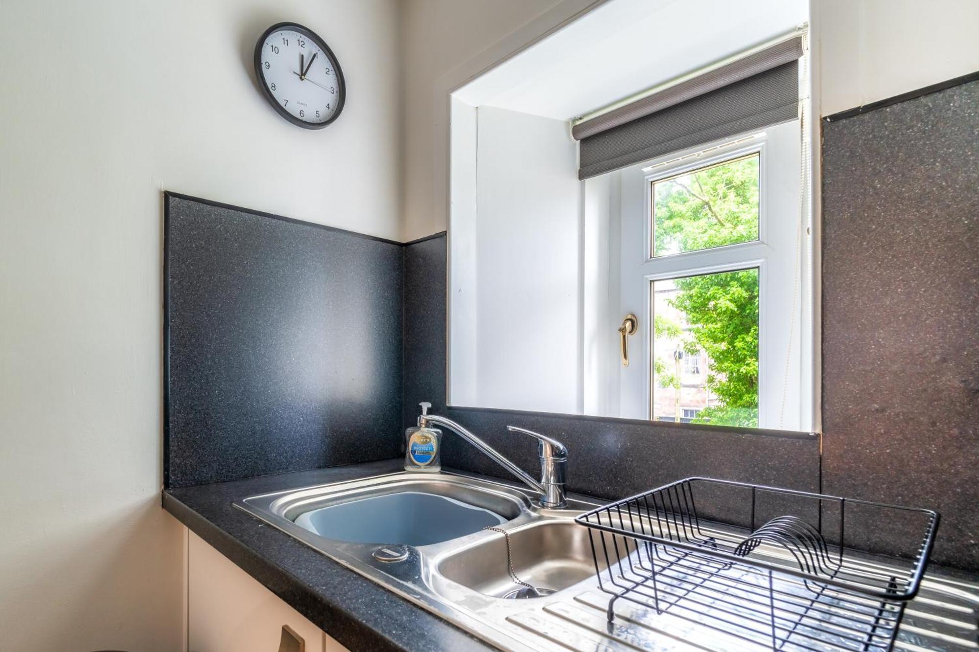 Cosy Retreat - Charming 2-Bed Apartment グリーノック エクステリア 写真