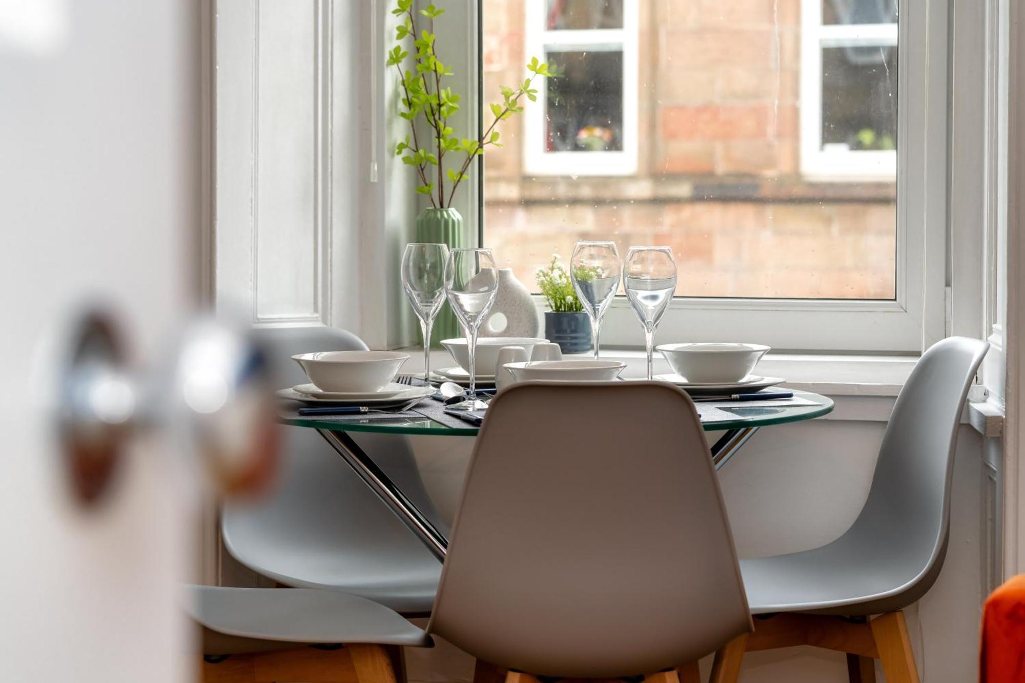 Cosy Retreat - Charming 2-Bed Apartment グリーノック エクステリア 写真
