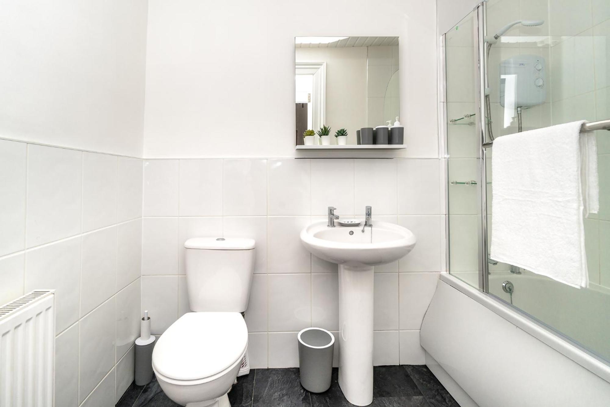 Cosy Retreat - Charming 2-Bed Apartment グリーノック エクステリア 写真