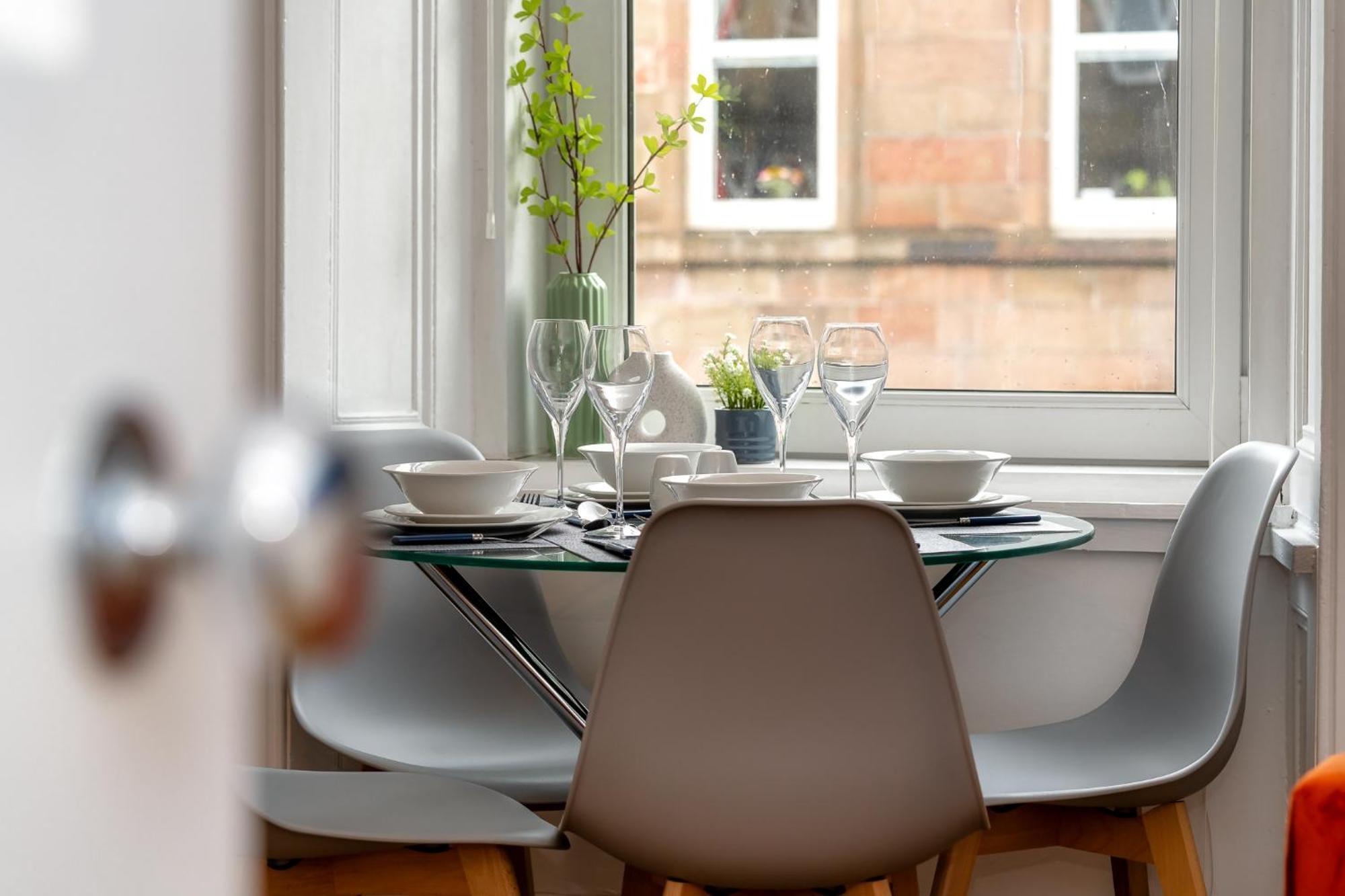 Cosy Retreat - Charming 2-Bed Apartment グリーノック エクステリア 写真